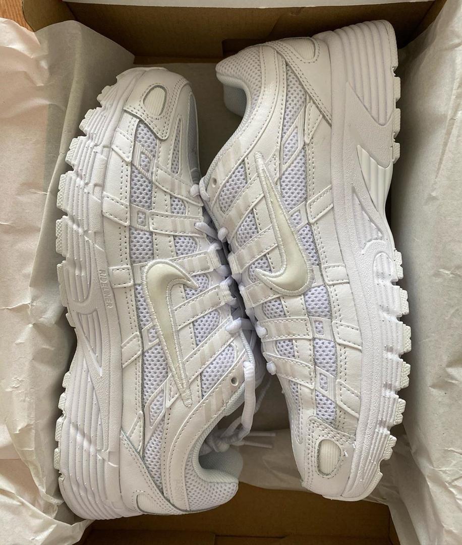 Détail d'une paire de sneakers